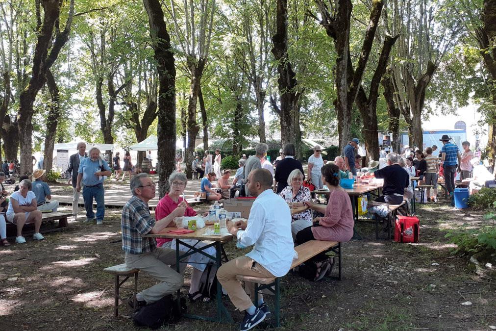 Messun jälkeen on piknik kirkon takana puistossa. Paikalliset yrittäjät myyvät tuotteitaan, myös viiniä on tarjolla. Iltapäivällä on erilaisia työpajoja ja kokoontumisia. Vuoden 2021 juhlan yleisteemana oli luominen ja pohdinnassa mm. paavi Franciscuksen Laudato si -kiertokirjeen ekologisen elämäntavan toteuttaminen. 