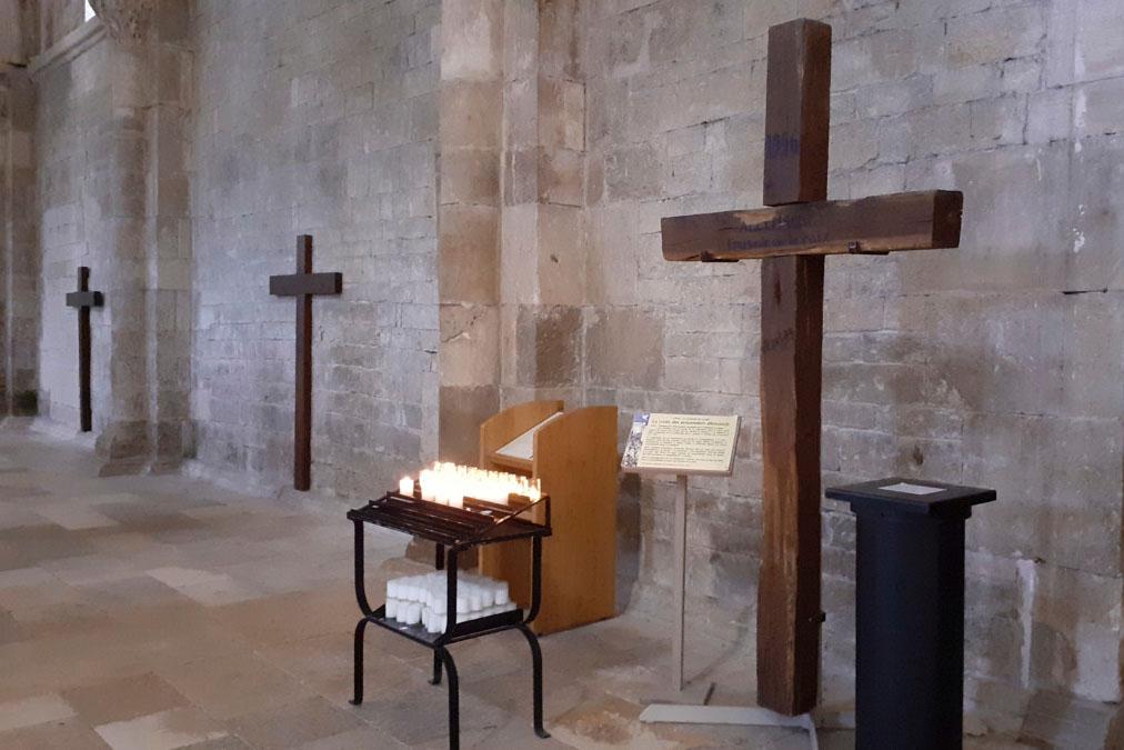 Maria Magdaleenan basilikassa on 14 suurta puuristiä muistona Vezelayn rauhan pyhiinvaelluksesta heinäkuussa 1946. Tätä pyhiinvaellusta pidetään ensimmäisenä julkisena sovinnon eleenä Saksan ja Ranskan välillä toisen maailmansodan jälkeen. Sen perintönä kaupunki yhä edelleen haluaa esiintyä rauhan ja sovinnonteon paikkana.