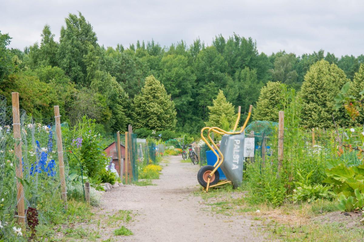 Kartanonhaan palsta-alueella melkein unohtaa olevansa keskellä kaupunkia.