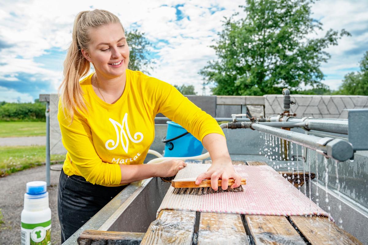 Marttojen kotitalousasiantuntija Niina Silanderin mielestä mattojen peseminen on hauskaa kesäpuuhaa. 