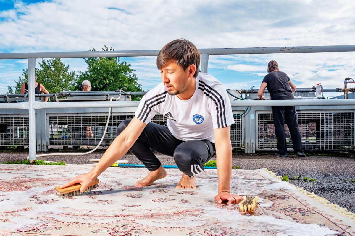 Afganistanissa, josta Enayatullah Rezaie on kotoisin, matot pestään aina keväisin. Rezaie asuu Vantaalla, mutta tuntee Helsingin matonpesupaikat paremmin. 