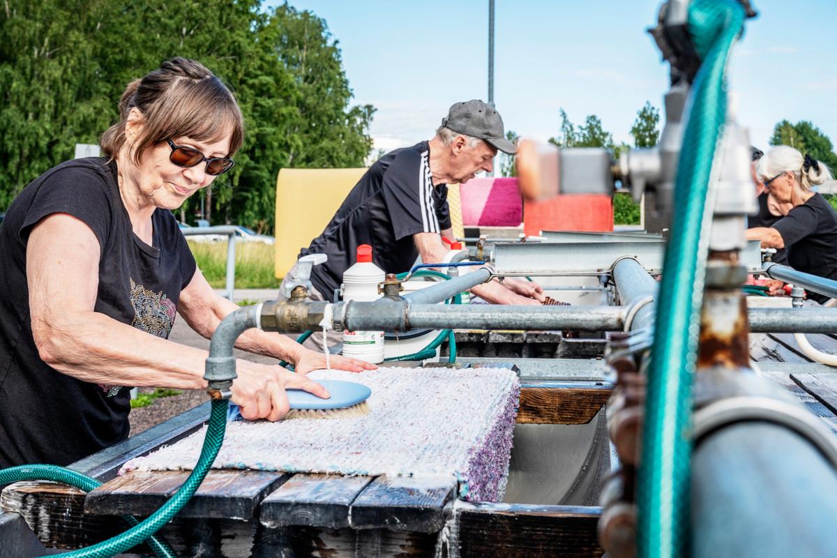 Marja-Leena ja Kauko Saaristo asuvat rivitalossa Tapaninvainiolla. Kun keittiön matot on pesty ja mankeloitu, pariskunta vie ne kotipihaan kuivumaan. 