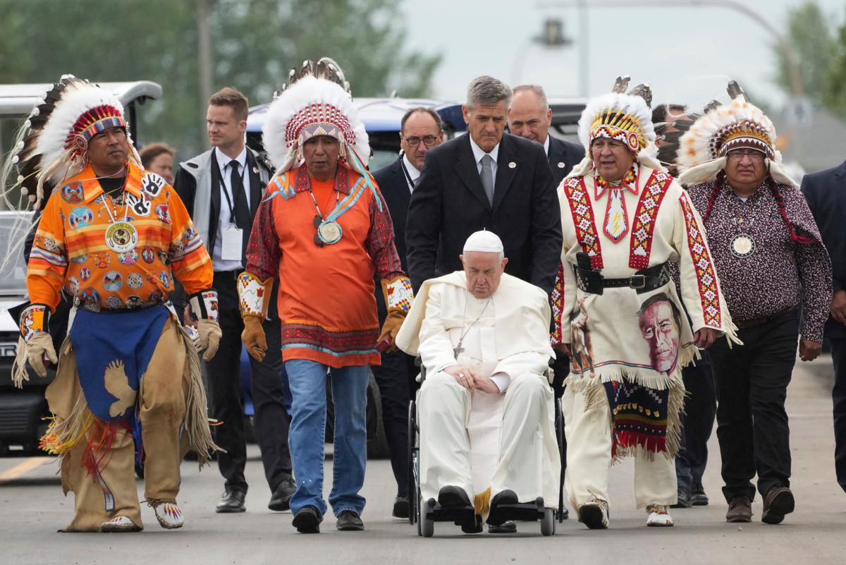 85-vuotias paavi Franciscus käyttää pitkällä matkallaan pyörätuolia polvivaivojen vuoksi.