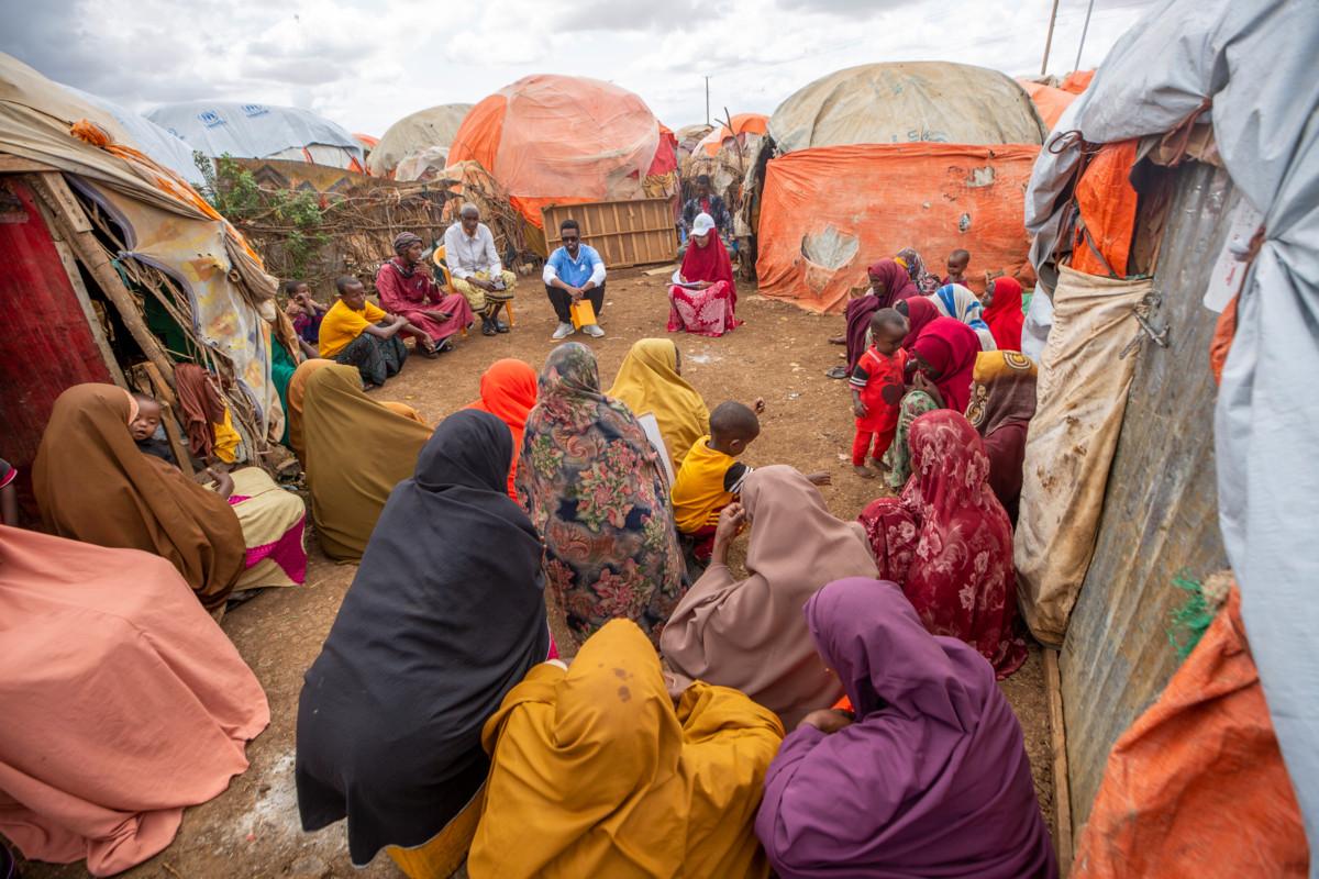 Kirkon Ulkomaanavun työntekijät kertovat käteisavustuksista pakolaisleirin asukkaille Somalian Baidoassa. Pakolaiset ovat joutuneet lähtemään kotiseuduiltaan kuivuuden vuoksi.