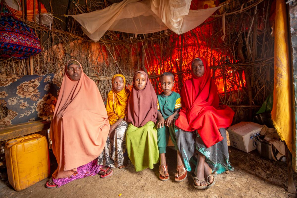 Pitkittynyt kuivuus on ajanut ihmiset liikkeelle. Dahabo Aden Mohamed, hänen puolisonsa ja neljä lastaan asuvat nyt pakolaisleirillä Baidoassa majassa, joka on tehty kepeistä, muovista ja kuluneista vaatteista ja kankaista.
