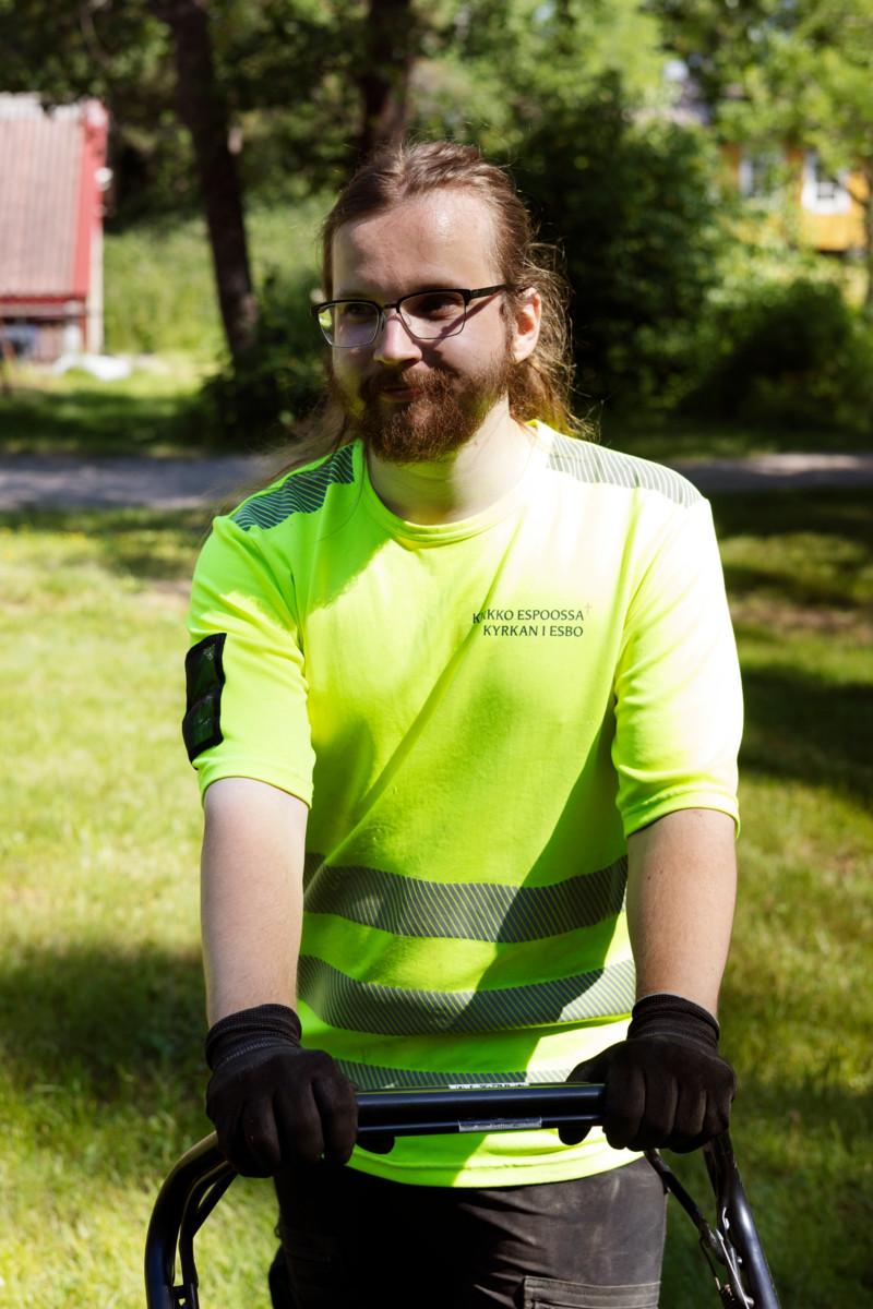 Ulkotyöntekijä Tomi Tuulaniemen mukaan hän on onnistunut hyvin työssään silloin, kun riparilaiset eivät kiinnitä häneen tai hänen työnsä jälkiin huomiota. 