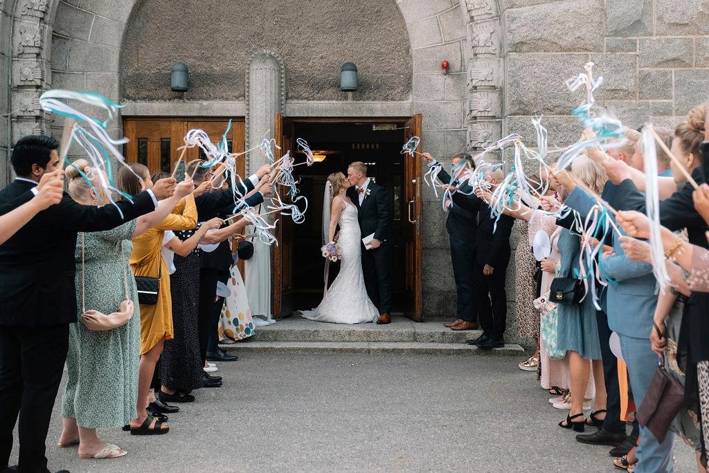 Sonja ja Tony Civil menivät heinäkuussa naimisiin Kallion kirkossa, jonka kupeessa heidän ensimmäinen yhteinen kotinsa sijaitsi. Kuva: Stelios Kirtselis