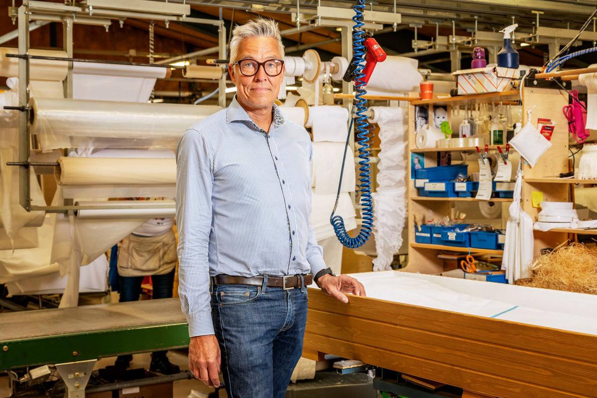 SHT-tukun toimitusjohtaja Pekka Kivimaa. SHT-tukku valmistaa noin 30 000 ruumisarkkua vuodessa.