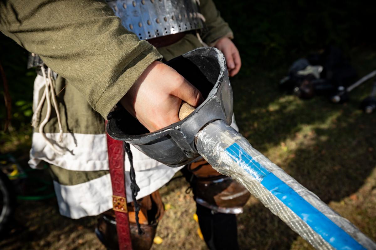 Miekka on rottinkia ja sen kärki on pehmustettu. Käsi on suojattu.