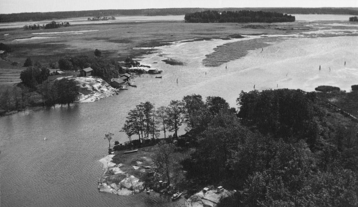 Jokisuu ja Vanhankaupunginlahti 1932. Silta Pornaistenniemeen saatiin vuonna 1998. Kuva: Helsingin kaupunginmuseo.