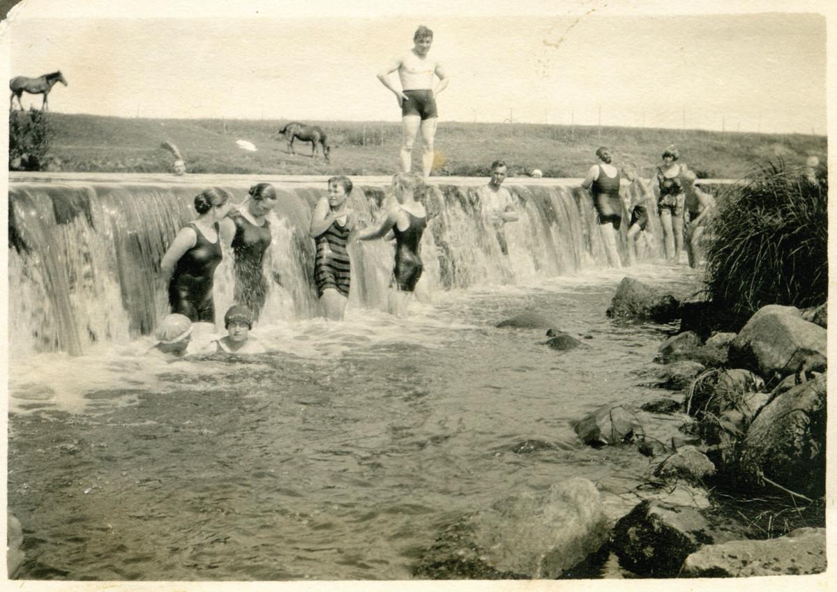 Helsingin pitäjän Kirkonkylällä on ollut pitkään mylly. Kuvassa kesäpäivän viettoa myllypadolla vuonna 1927. Kuva: Vantaan kaupunginmuseo.