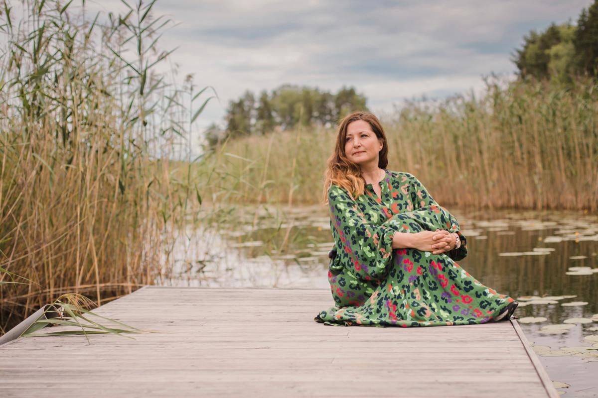 Viime vuodet ovat olleet monelle erityisen uuvuttavia koronapandemian, Ukrainan sodan ja niiden moninaisten seurausten vuoksi. Sari Helin on nähnyt, miten maailmantilanne heijastuu äitien jaksamiseen.