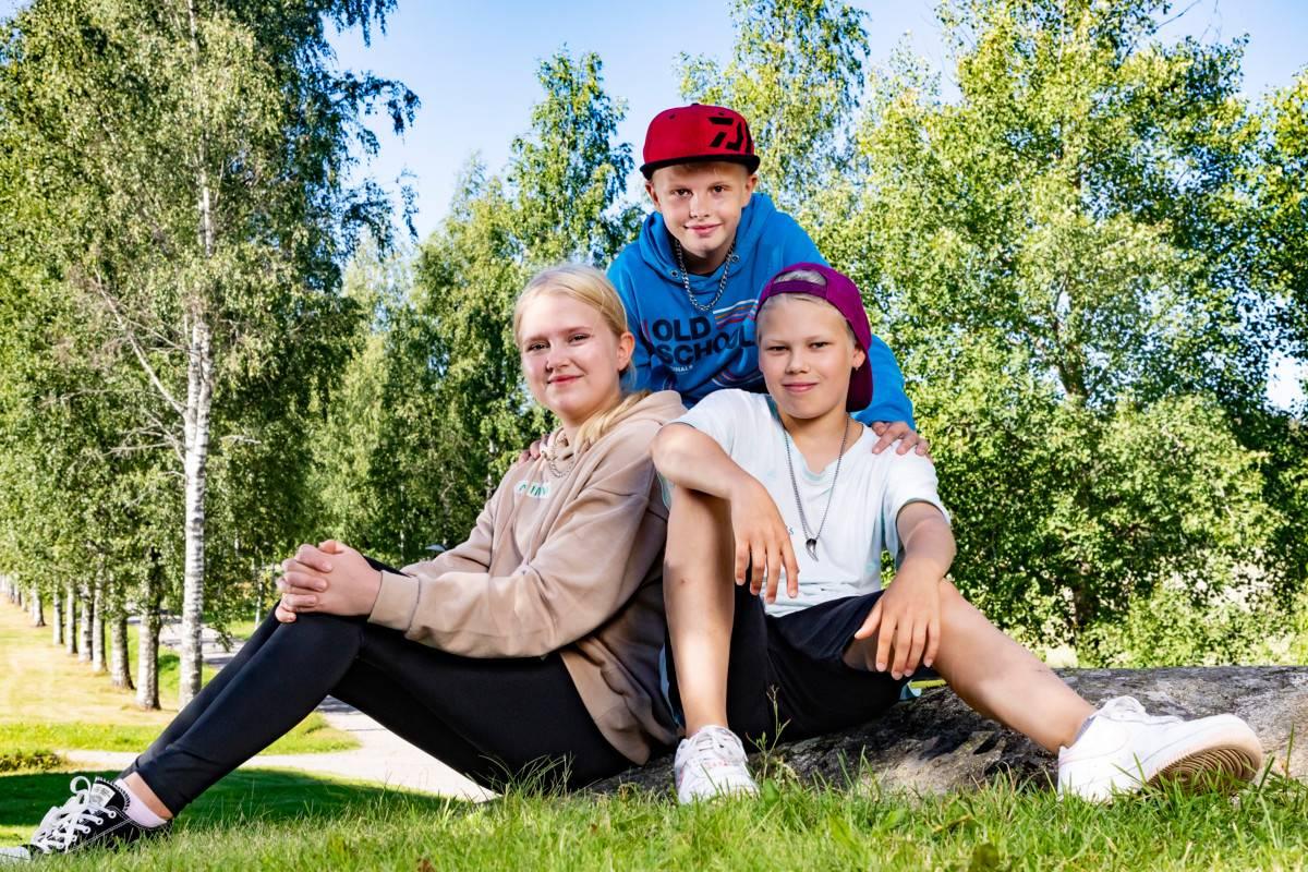 Ninni Mäkilä, Veeti Suojanen (keskellä) ja Elias Jokinen aloittivat seitsemännen luokan tänä syksynä Hämeenkylän koulussa Vantaalla.