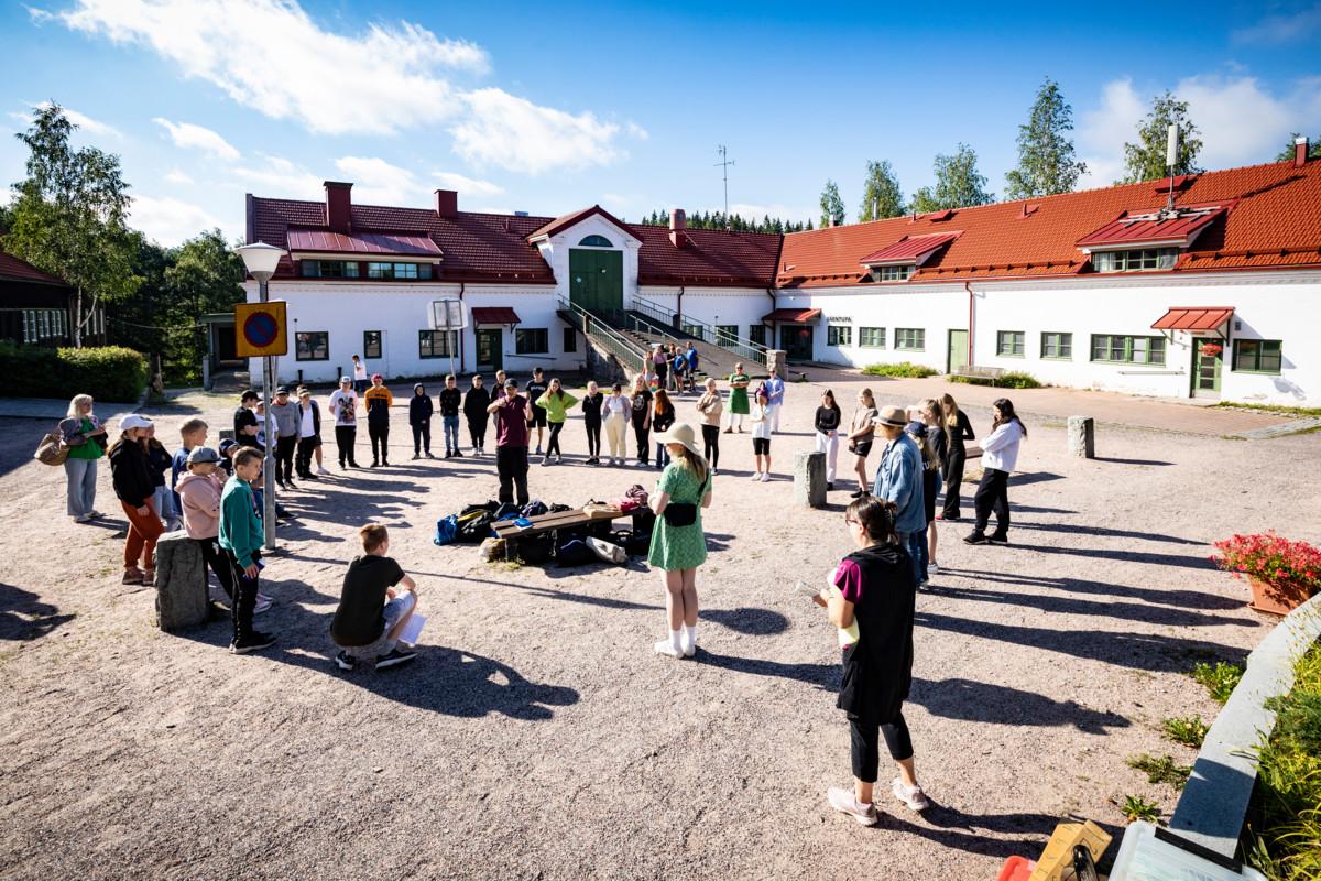 Hämeenkylän koulu, seurakunta ja nuorisotoimi järjestivät seiskaluokkalaisille ryhmäyttämispäivän Velskolan leirikeskuksessa Espoossa.