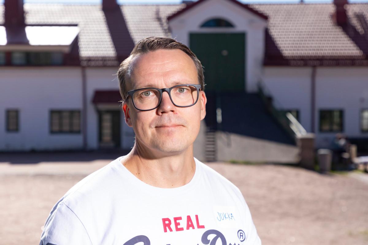 Hämeenkylän koulun apulaisrehtori Jukka Väisäsen mielestä ryhmäyttämispäivä luo turvallisuuden tunnetta ja nostattaa yhteishenkeä.