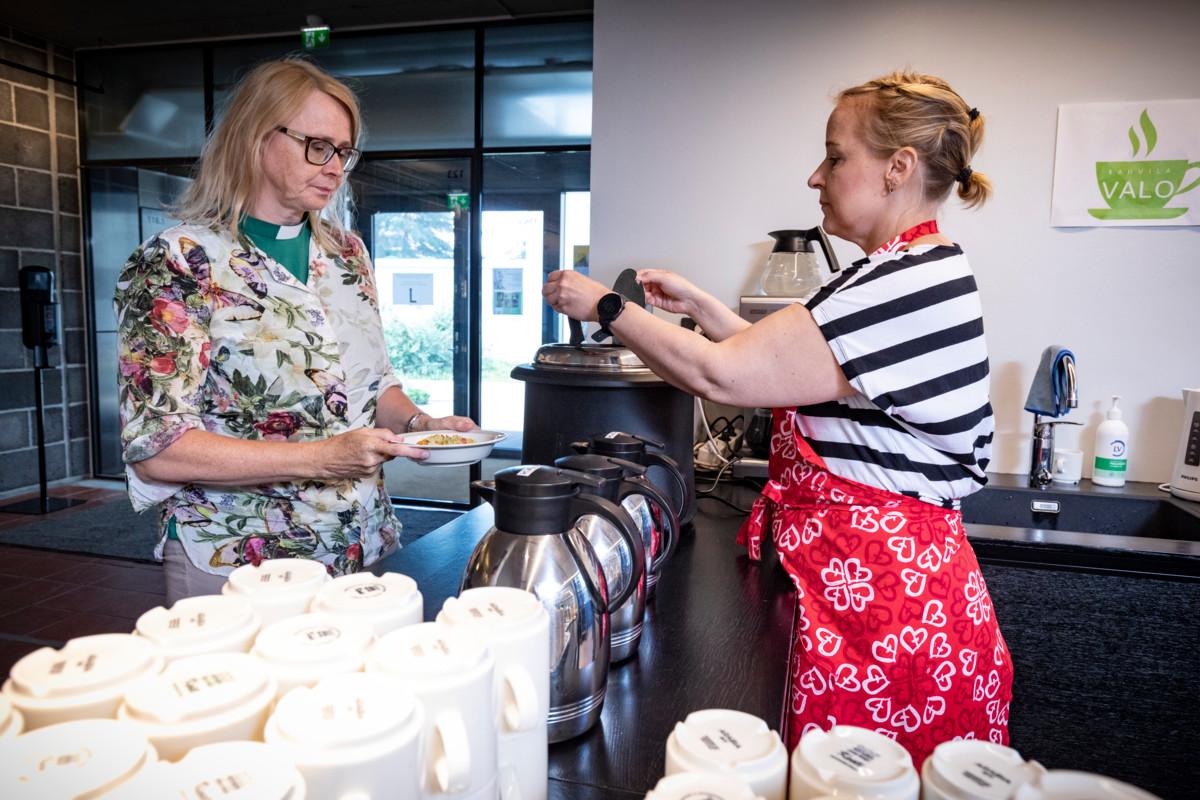 Anna Handroo nauttii työlounaan Tapiolan kirkon kahvila Valossa, jossa Kreetta Tupala työskentelee vapaaehtoisena.