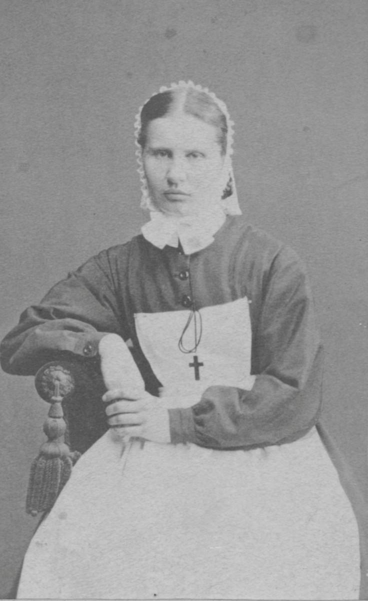 Diakonissa Cecilia Blomqvist (1845–1910) oli suomalaisen diakoniatyön tienraivaaja. Hän oli myös Suomen ensimmäinen seurakuntasisar. Kuva: Diakonissalaitos