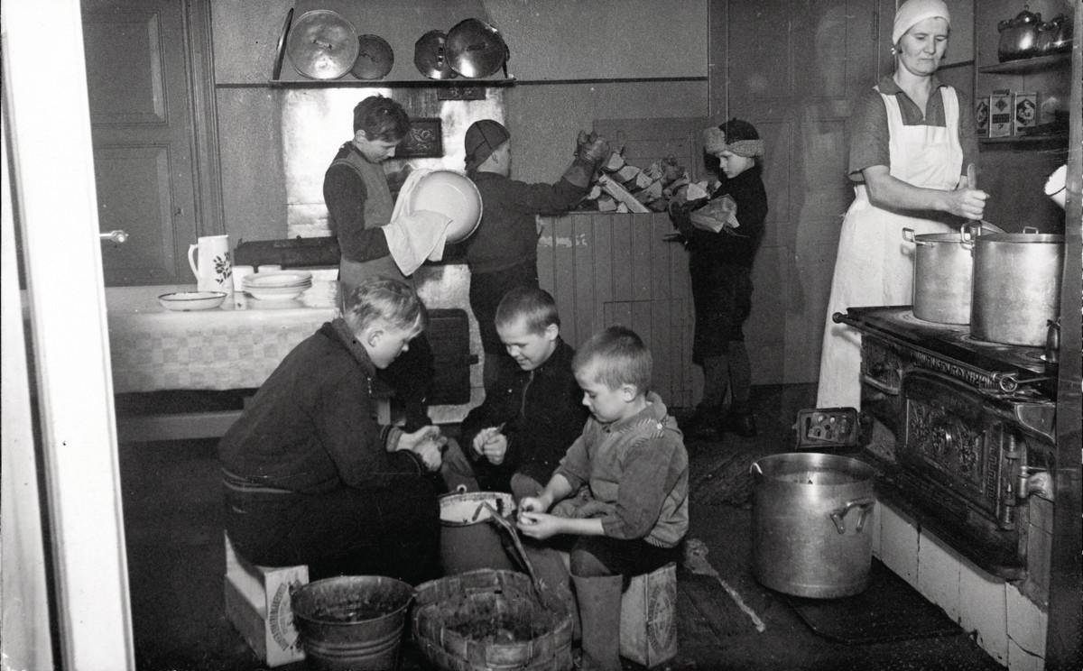 Helsingin Kaupunkilähetyksen Korson poikakodissa kaikki tehtiin itse, ja pojat osallistuivat keittiötöihin. Kuva: HelsinkiMission arkisto.