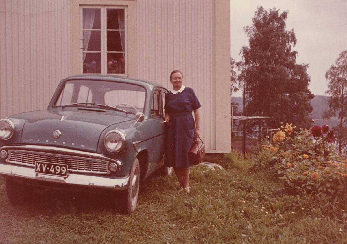 Diakonissa Anna Mäkelä kävi 1960-luvun alussa kotikäynnillä autolla. Aiemmin matkat tehtiin esimerkiksi polkupyörällä. Kuva: Diakonissalaitos