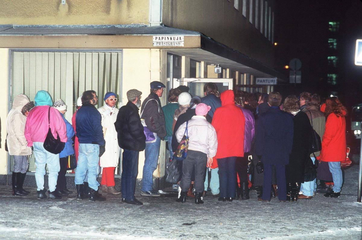 1990-luvun lama toi leipäjonot suomalaiseen katukuvaan. Kuvassa Pelastusarmeijan leipäjono Kalliossa joulukuussa 1993. Kuva: Lehtikuva / Juha Jormanainen