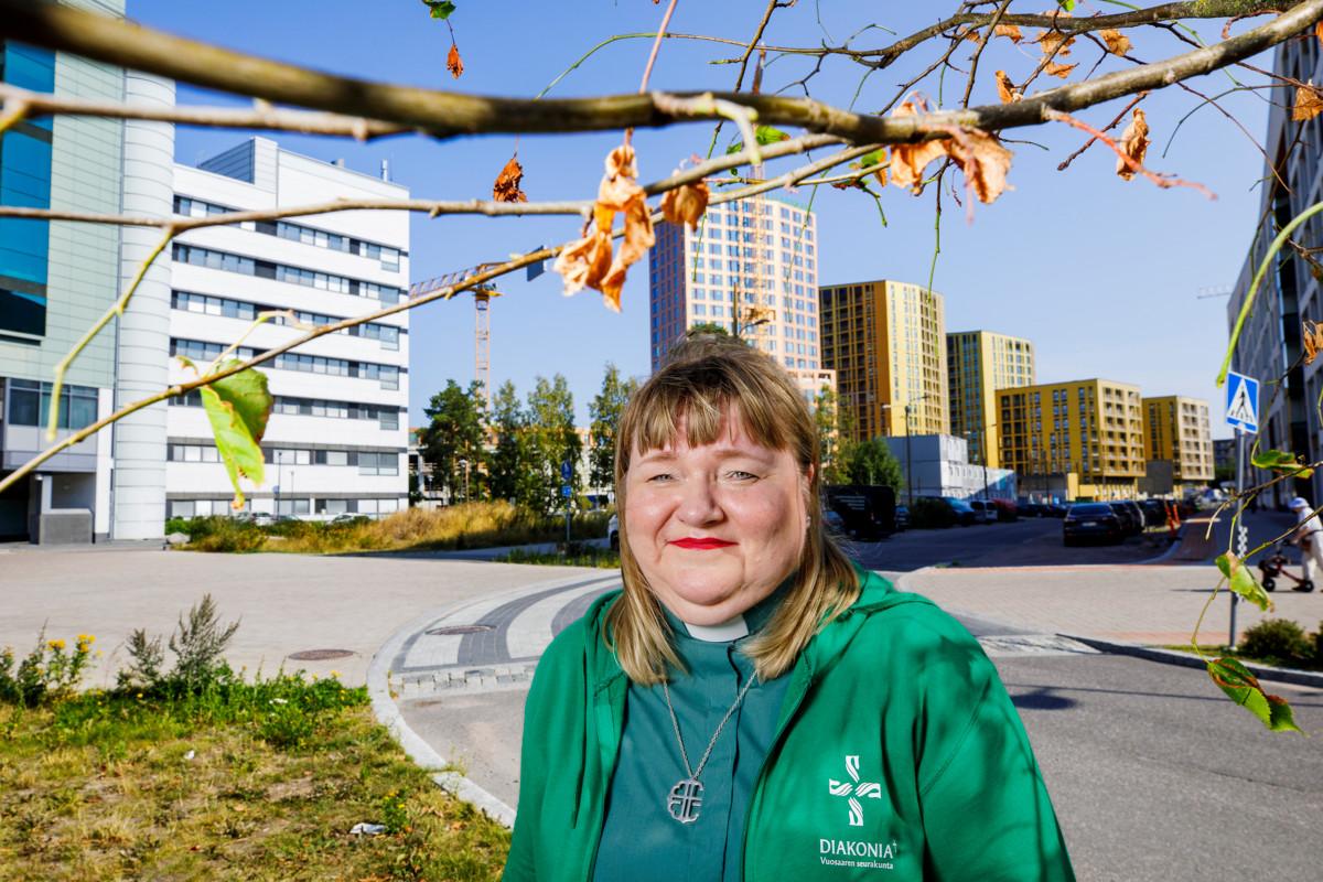 Diakoni Tuula Mäkinen on työskennellyt kymmenen vuotta monikulttuurisessa ja kasvavassa Vuosaaressa. Virkaan vihitty diakoni tai diakonissa saa oikeuden käyttää vihreää pantapaitaa. Kuva: Jani Laukkanen