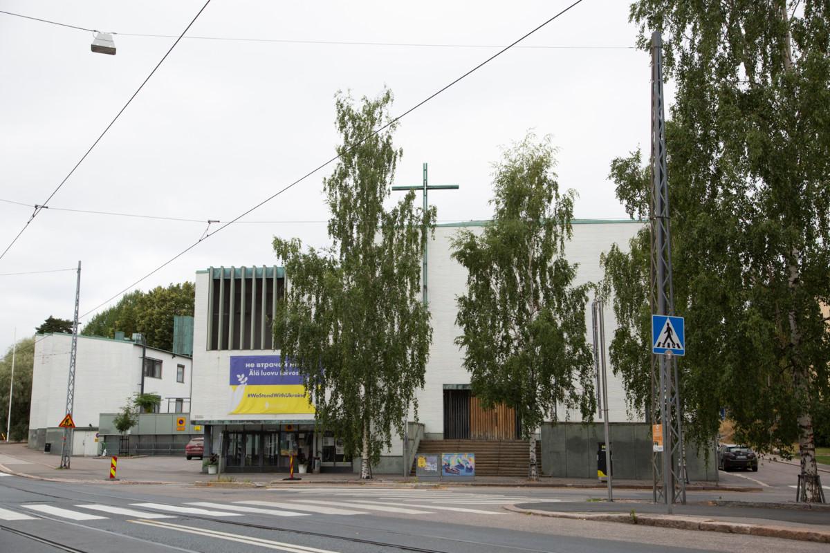 Alppilan kirkon täyttöaste on korkea eli toimintaa on paljon. Iso ongelma on kirkon peruskorjaus, joka vaatisi paljon rahaa ja nostaisi vuokran niin korkeaksi, että se lamauttaisi seurakunnan toiminnan. Kuva: Katri Saarela