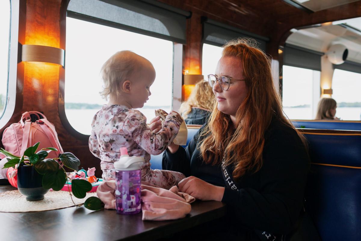 Annika Laiho ja tytär Alina Leivonen söivät iltapalaa Roihuvuoren seurakunnan uusien jäsenten risteilyllä.