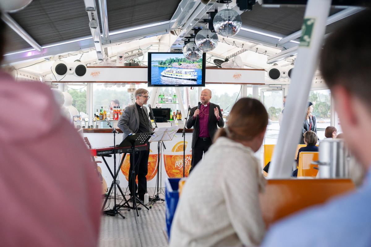 Uusien seurakuntalaisten risteily osui samalle viikolle kuin piispantarkastus eli piispan vierailu ja tutustuminen seurakuntaan. Kirkkoherra Timo Pekka Kaskinen ja piispa Teemu Laajasalo pitivät risteilyllä lyhyet puheenvuorot.
