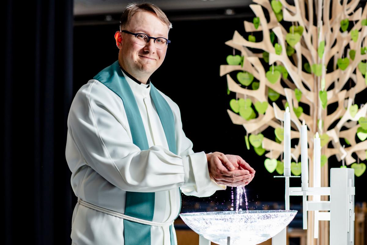 Pappi Antti Isopahkala kastaa lapsia Kastepäivänä Vantaankosken seurakunnassa. Hän on ollut mukana samaisessa tapahtumassa myös aiemmin ja kastehetkistä on jäänyt mukavia muistoja.