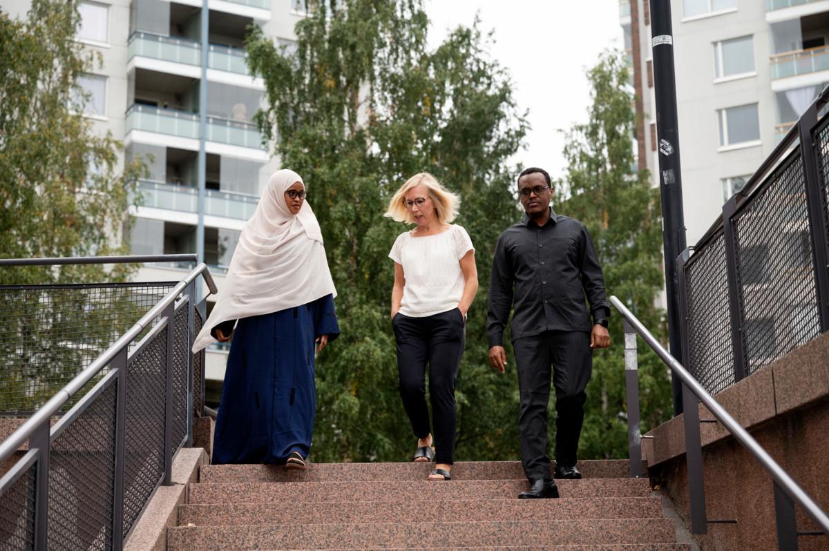 Nimo Ahmed, Maria Väkiparta ja Abdurahman Gaas tekevät silpomisen vastaista työtä. Kuva: Jussi Helttunen