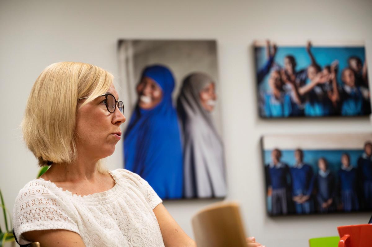 Solidaarisuus-järjestön ohjelmapäällikkö Maria Väkiparta on tehnyt tutkimuksen opiskelijamiehistä, jotka vastustavat silpomista. Hänen mukaansa he toimivat rohkeasti. Heidän pitäisi kuitenkin vielä oivaltaa, että tavan juuret ovat sukupuolten välisessä epätasa-arvossa. Kuva: Jussi Helttunen