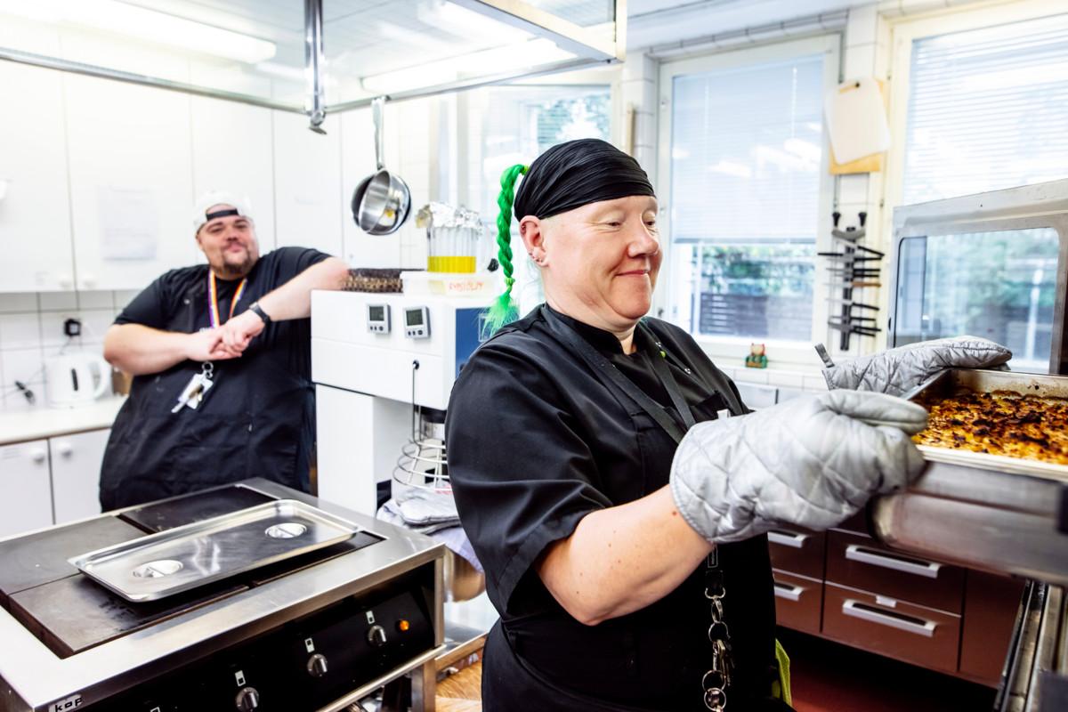 Dan Manninen ja Tiina Wall ovat jälleen ideoineet päivän kaksi ruokalajia hävikkiruoka-aineksista.