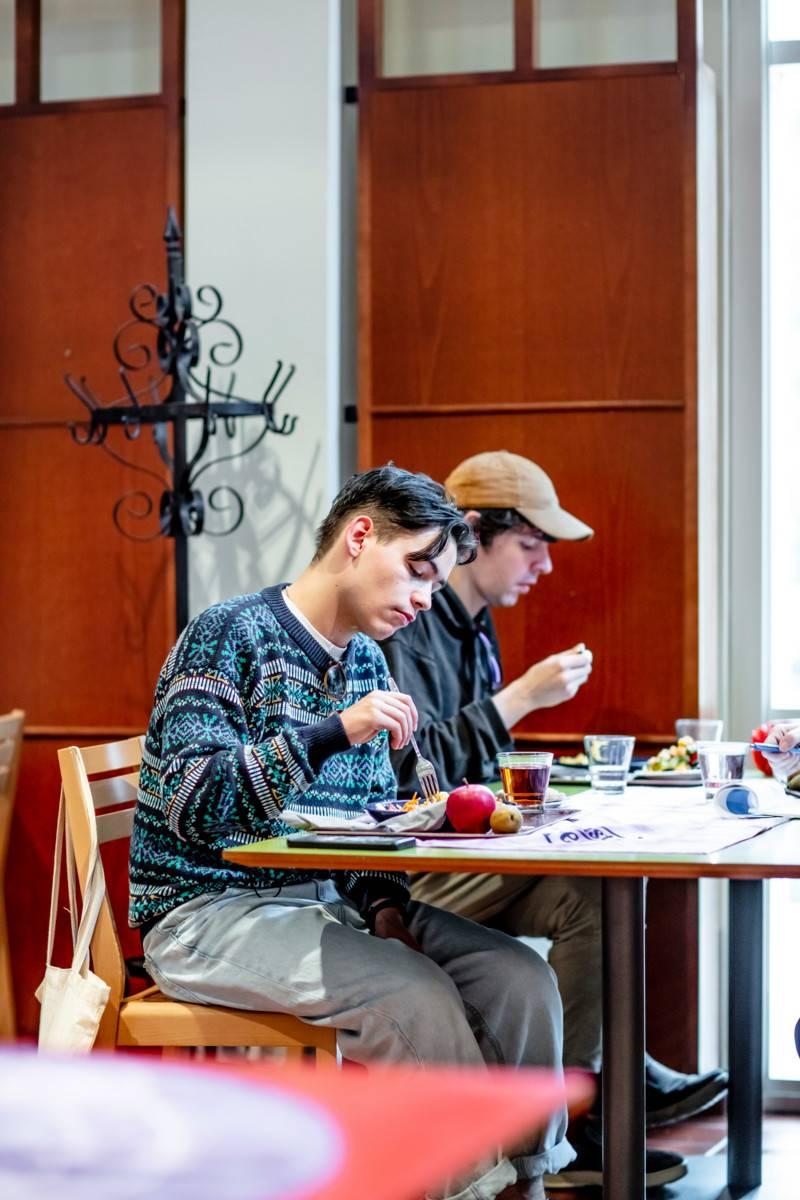 – Omassa elämäntilanteessani edullinen ruoka on tärkeä juttu, sanoo Adam (oik.). Seurana sukulaispoika Gergö, joka on käymässä Suomessa.