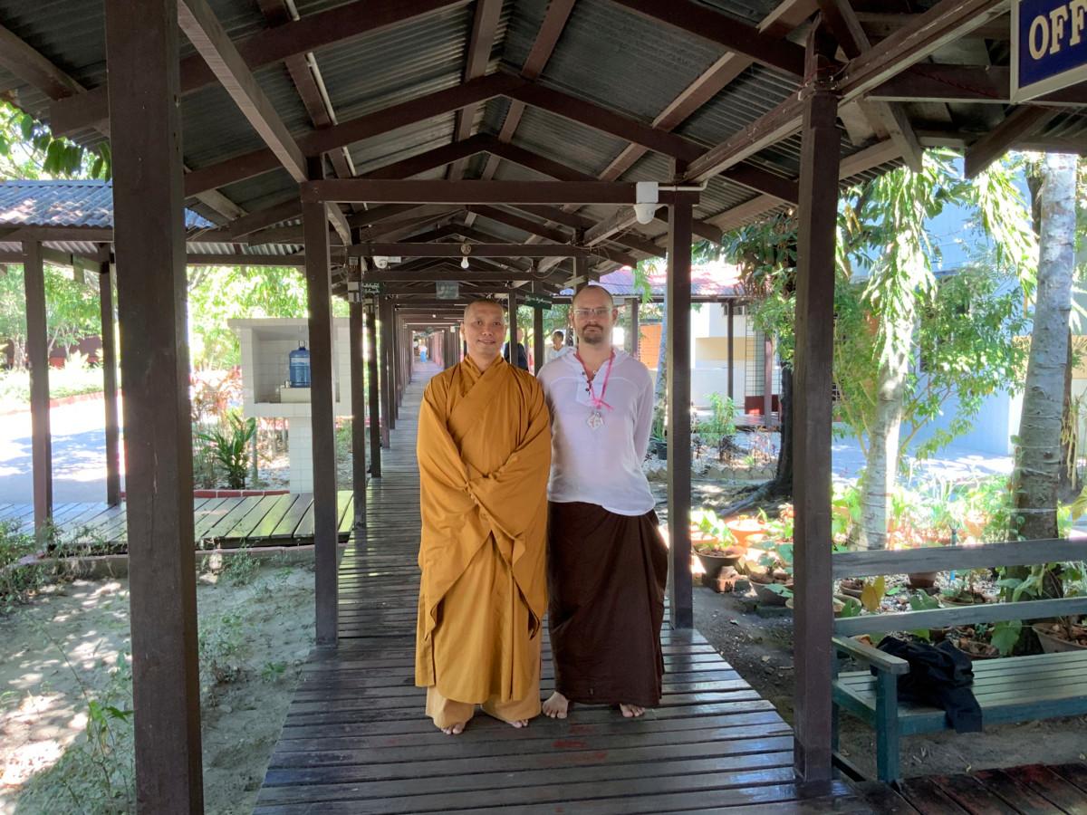 San Diegon buddhalaisesta luostarista vieraillut munkki Tony Ho ja Juhani Koivumäki tapasivat retriittikeskuksessa Myanmarissa vuonna 2019. Kuva: Juhani Koivumäen kotialbumi.