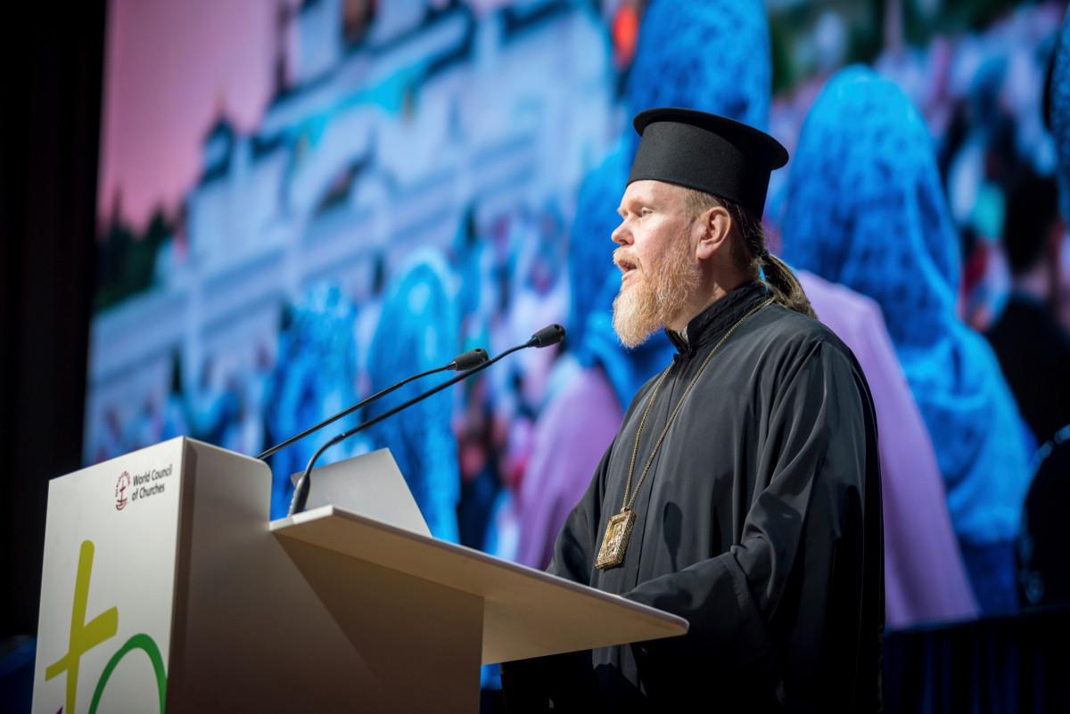 Ukrainan ortodoksisen kirkon arkkipiispa Yevstratiy kertoi Kirkkojen maailmanneuvoston yleiskokouksessa ukrainalaisesta papista, joka meni väliin, kun venäläiset sotilaat alkoivat ampua siviilejä. Hän näytti ristiään päänsä päällä. Sotilaat ampuivat hänet. Kuva: Albin Hillert/WCC