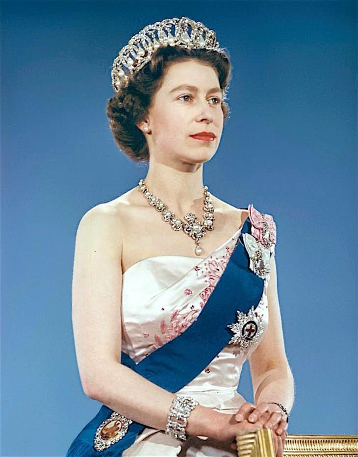 Elisabetista tuli kuningatar vuonna 1952, kun hänen isänsä Yrjö VI kuoli. Kruunajaiset pidettiin seuraavana vuonna, suruajan jälkeen. 