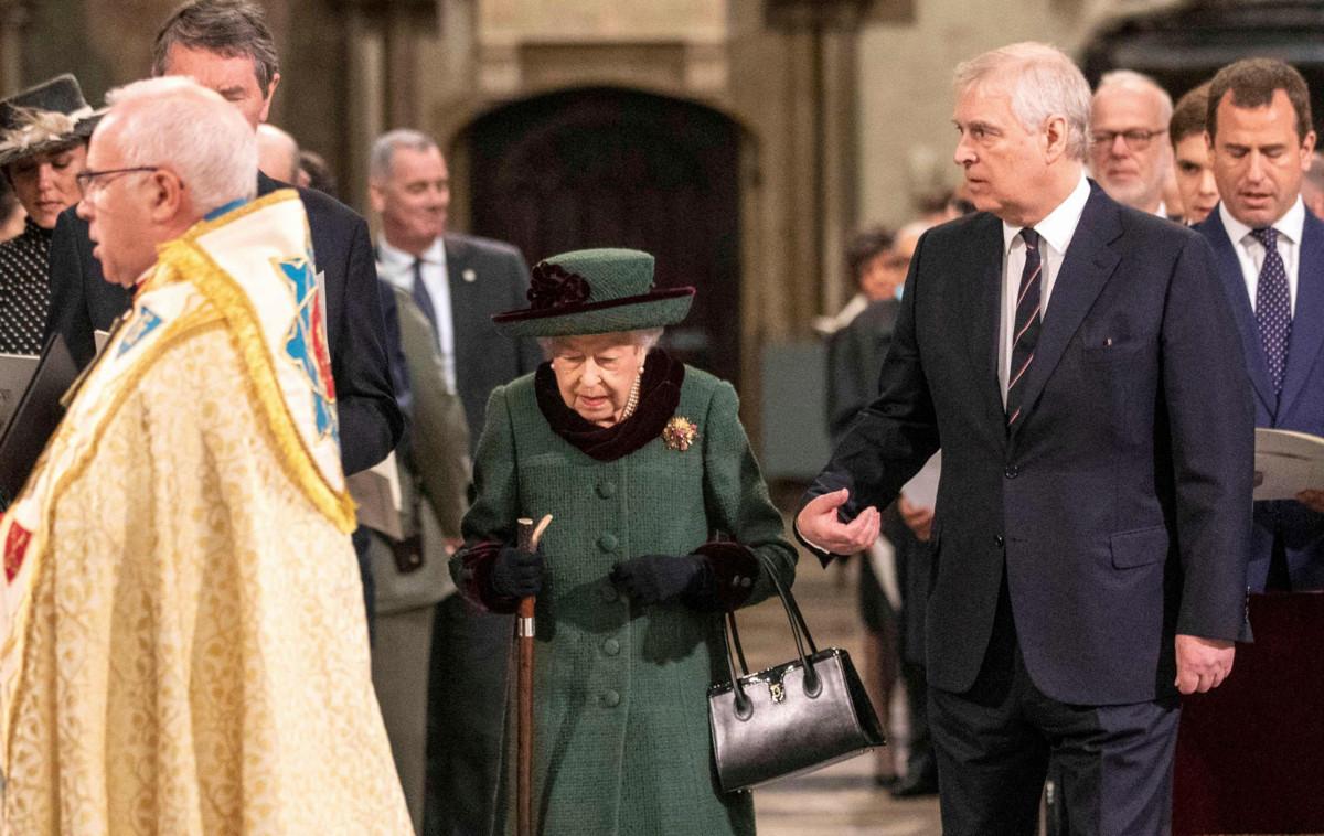 Kuningatar Elisabet ja hänen poikansa prinssi Andrew osallistuivat maaliskuussa 2022 prinssi Philipin muistoksi järjestettyyn muistohetkeen Westminster Abbeyssa. Philip kuoli vuonna 2021. Kuva: Richard Pohle / AFP /Lehtikuva.