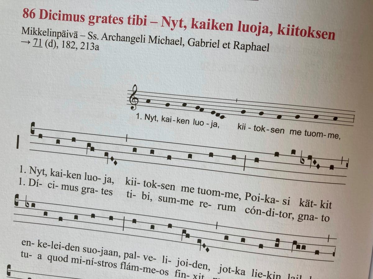 Hymnien nuotit ovat viivastolla melko saman näköisiä neliöitä. Niitä ei kuitenkaan lauleta tasamittaisina. Hymnarium-kirjasta otetussa kuvassa ensimmäisellä rivillä on Juhani Haapasalon nykyaikaisilla nuoteilla kirjoittama hymnin alku. Kuva: Paula Huhtala.