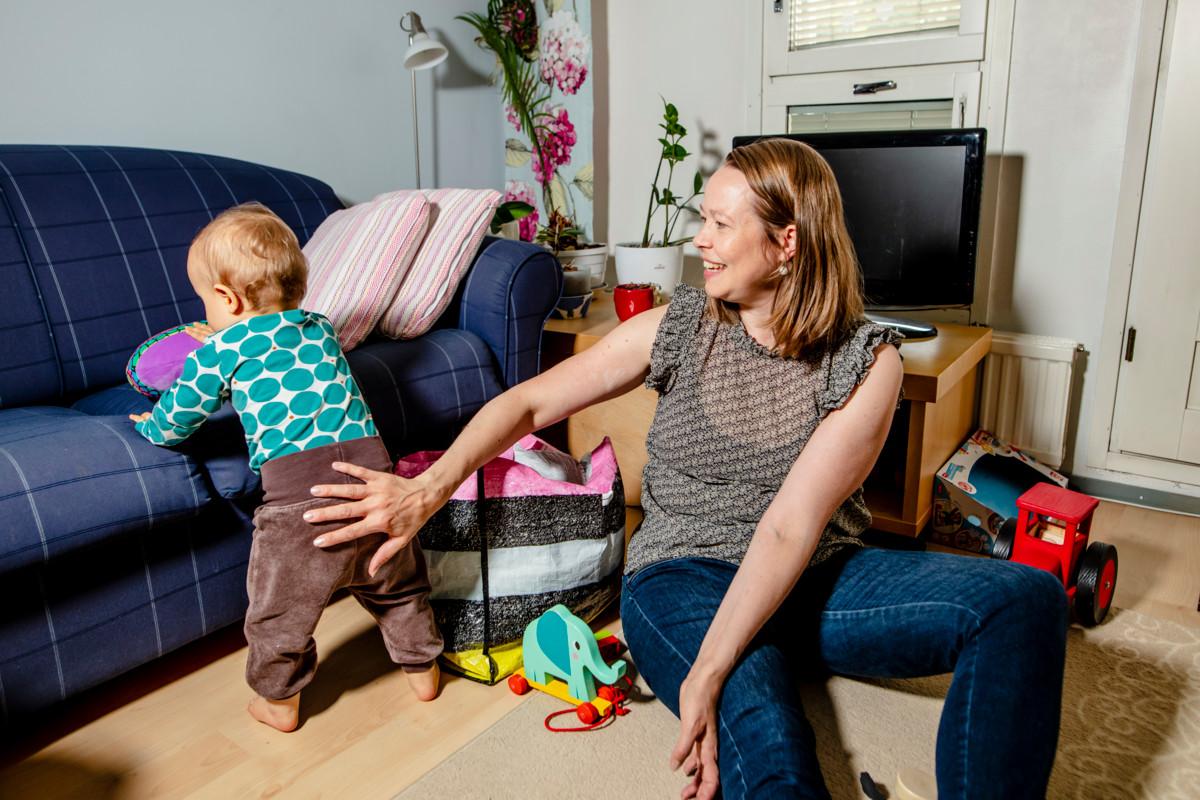 Kukaan ei pärjää ihan yksin. Aapon synnyttyä Maria on opetellut ottamaan vastaan apua perheenjäseniltä ja ystäviltä. 