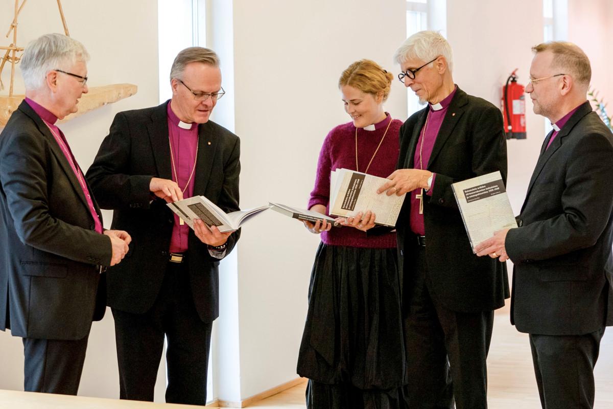 Mikkelin piispa Seppo Häkkinen luovutti piispainkokouksen osallistujille kirjan 