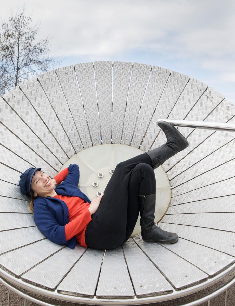 Kati Rapia on monialainen taiteilija. Nyt kun sarjakuvaromaani on tehty valmiiksi, työn alla on valokuvaprojekti. Kuva Heli Sorjonen / Teos.