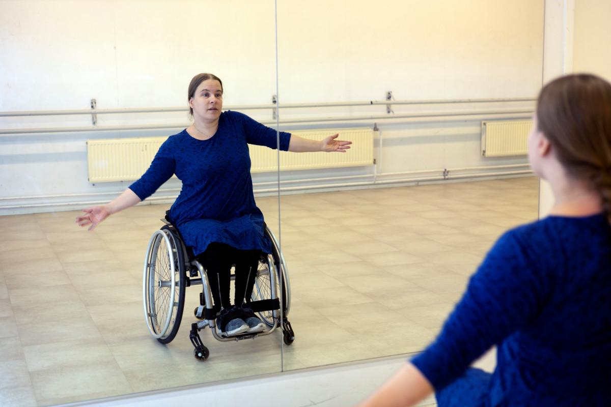 Tiina Uimonen kokee pyörätuolilla tanssien voivansa haastaa itseään jatkuvasti. 