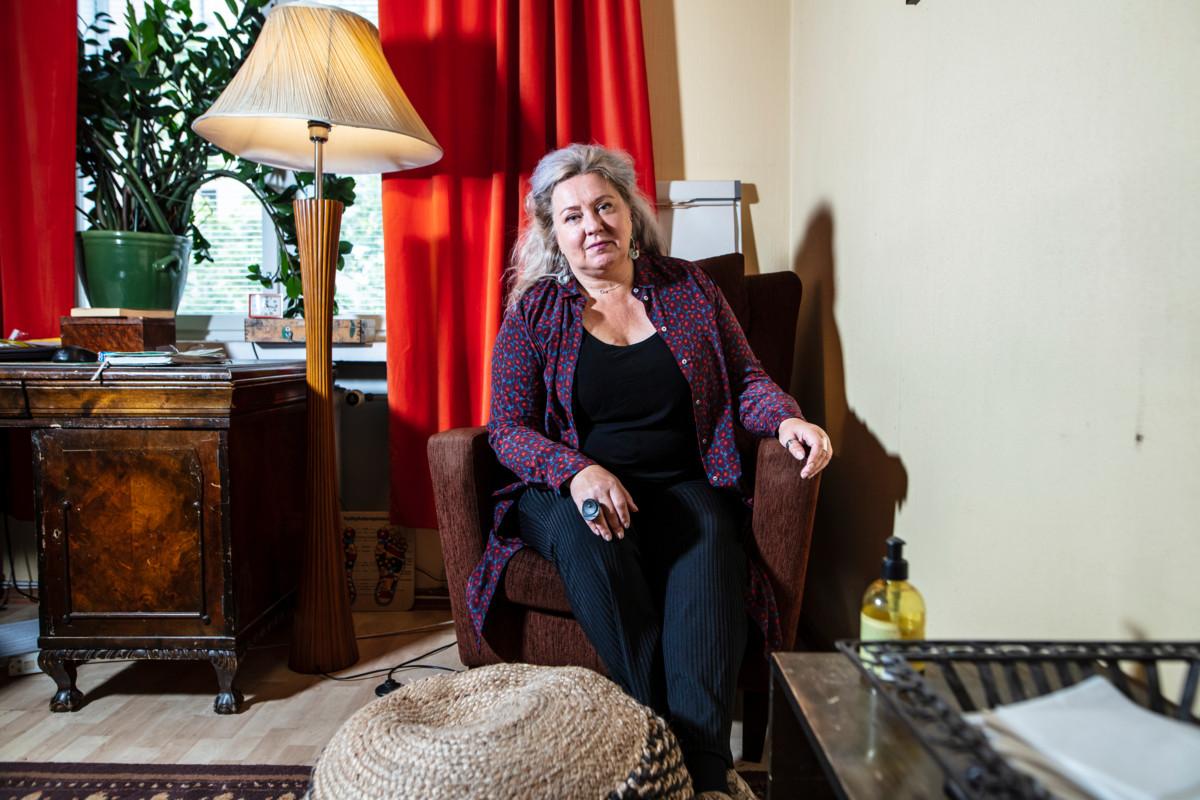 – Ihmisten, joilla on sosiaalisten tilanteiden pelkoa, on koronaeristyksen jälkeen ollut entistä vaikeampi lähteä kotoa. Se näkyy työyhteisöissäkin, kertoo traumapsykoterapeutti Jaana Huldén.