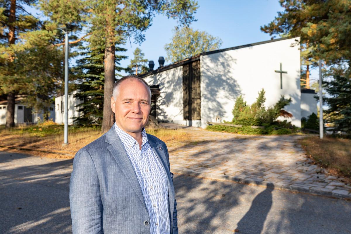 Olavi Kumpulainen asuu itse kirkon naapurissa. Hän uskoo siihen, että kirkko saadaan kuntoon tähän mennessä arvioitua edullisemmin.