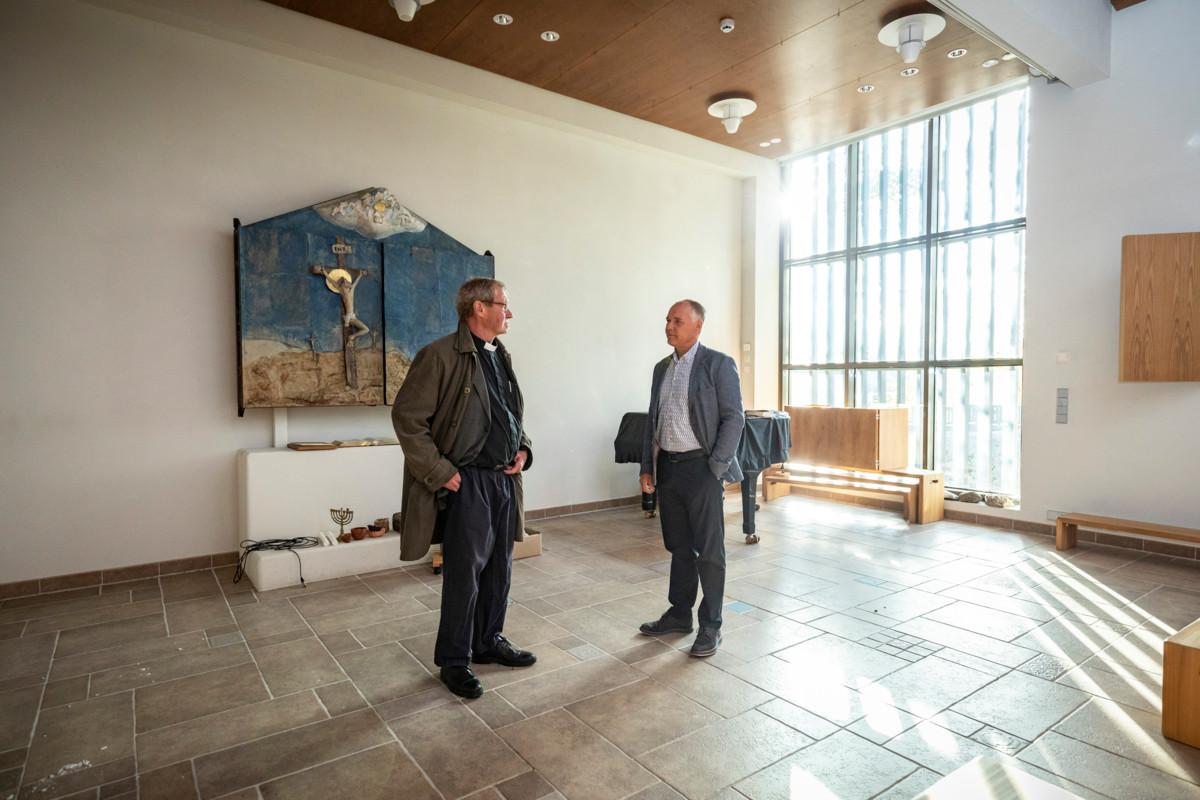 Hakunilan seurakunnan pappi Harri Nurminen ja yrittäjä Olavi Kumpulainen tutkivat tyhjillään olevan Pyhän Annan lastenkirkon kirkkosalia, jossa taidetta löytyy niin seiniltä kuin lattiasta.
