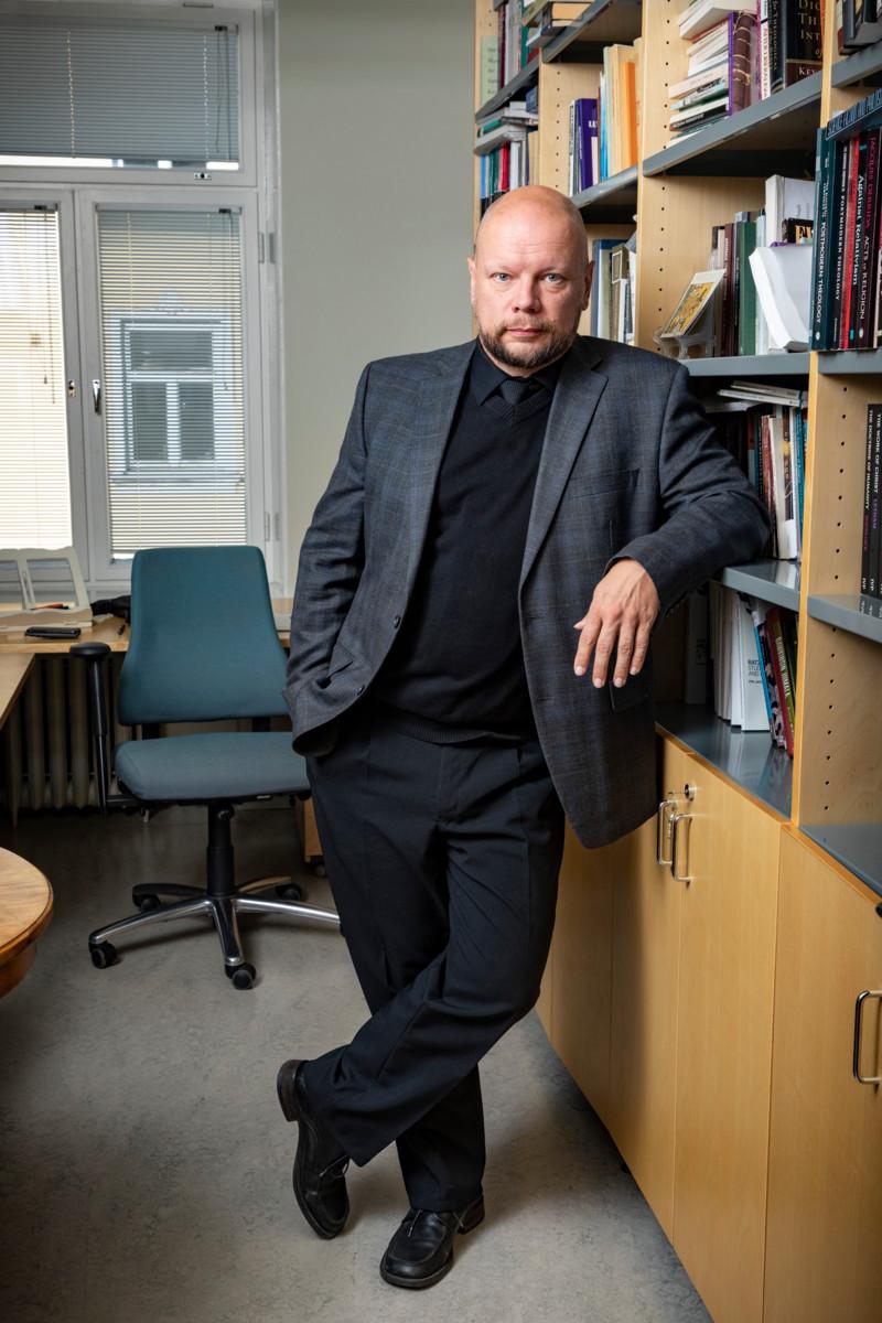 Työurallaan Olli-Pekka Vainio on luennoinut muun muassa Yhdysvaltain avaruushallintovirasto Nasan tutkijoille. Hän osallistui humanisteista koostuvaan tutkimusryhmään, jonka tehtävänä oli tutkia astrobiologian yhteiskunnallisia vaikutuksia.
