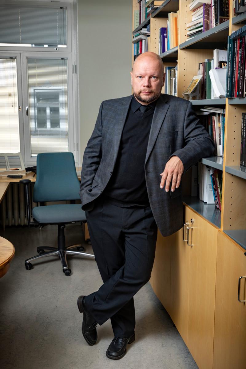 Työurallaan Olli-Pekka Vainio on luennoinut muun muassa Yhdysvaltain avaruushallintovirasto Nasan tutkijoille. Hän osallistui humanisteista koostuvaan tutkimusryhmään, jonka tehtävänä oli tutkia astrobiologian yhteiskunnallisia vaikutuksia.