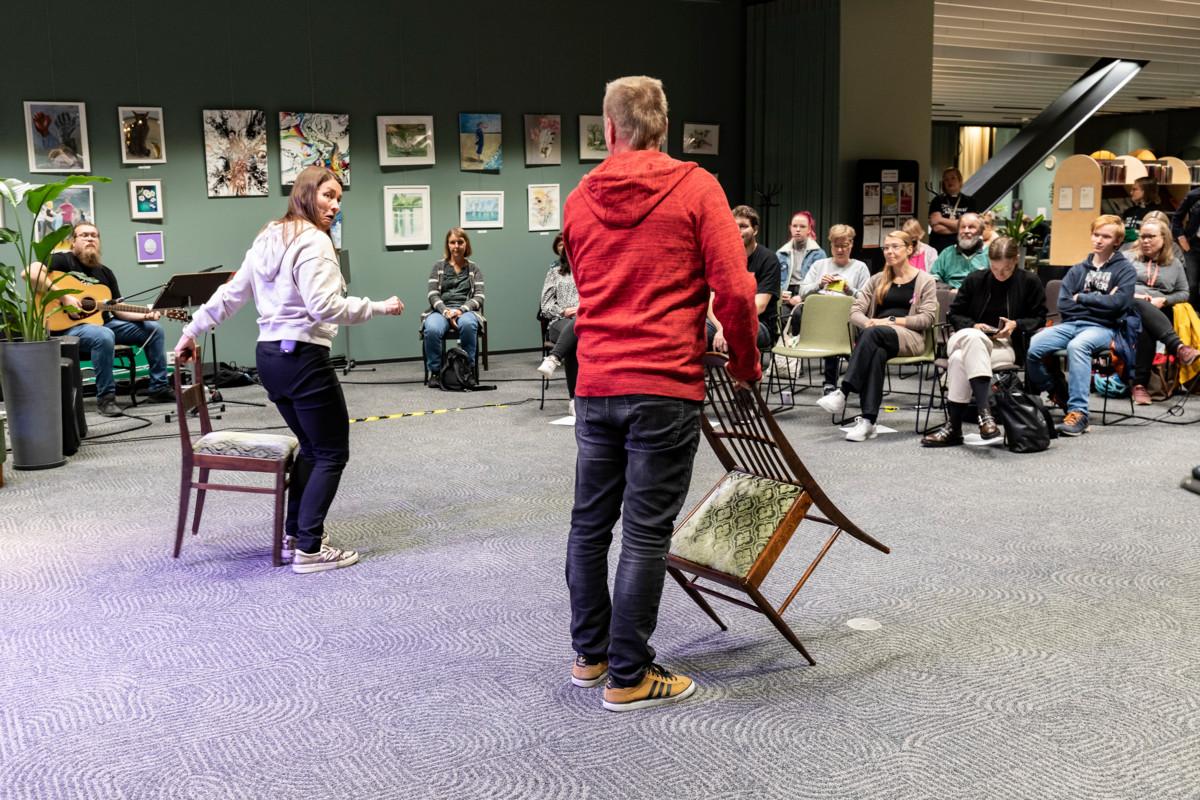 Illan aiheeseen johdatteli omalla esityksellään improvisaatioteatteriryhmä Hehku.