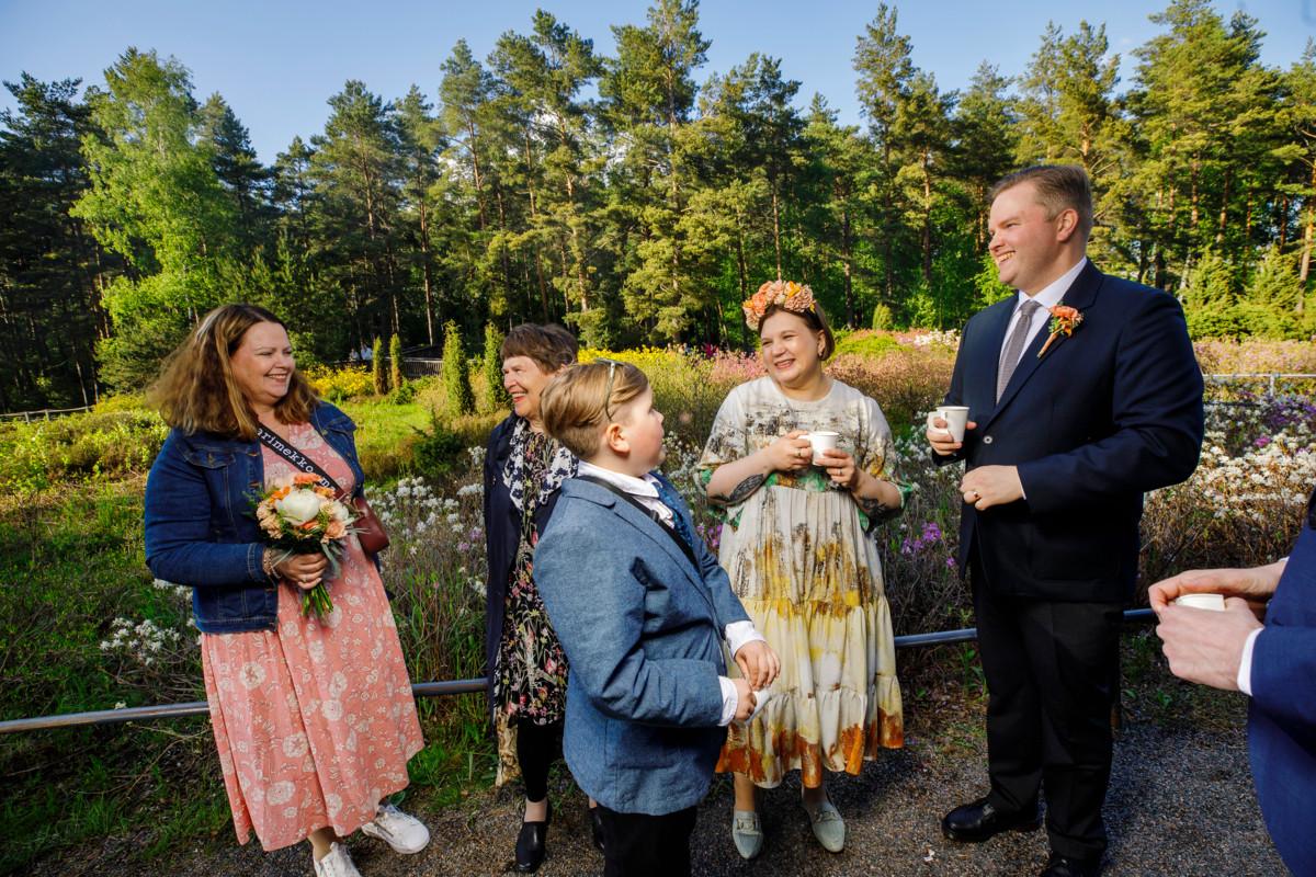 Hääyö-tapahtumaan sai kutsua vain kuusi vierasta. Kuvassa vasemmalta sulhasen äiti Helena Laasanen, morsiamen äiti Tellervo Hiltunen, Altti Laasanen, morsian Kati Hiltunen ja sulhanen Tuomas Laasanen.