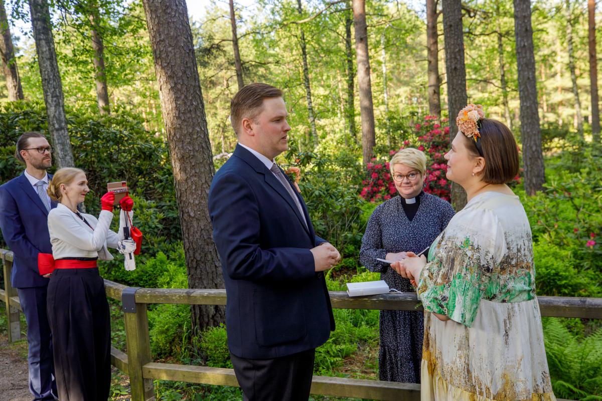 Tuomas Laasanen ja Kati Hiltunen vihittiin kesäkuussa Haagan seurakunnan Hääyö-tapahtumassa Alppiruusupuistossa.
